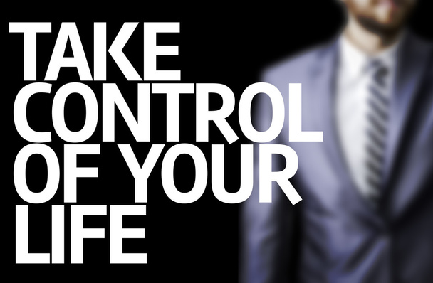 Assuma o controle de sua vida escrito em um conselho com um homem de negócios
 - Foto, Imagem