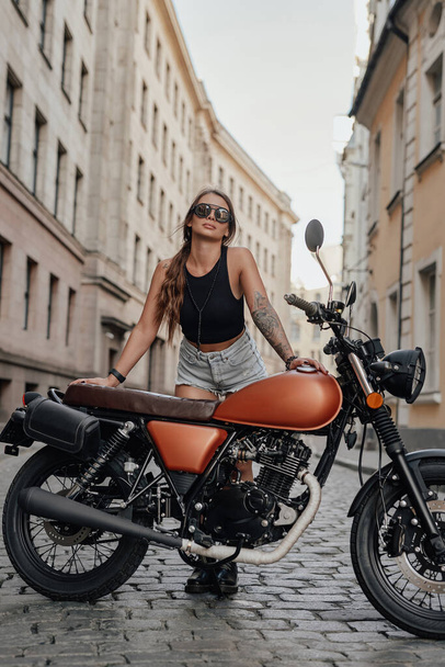 Fiducioso hipster donna con la vecchia bici all'aperto - Foto, immagini