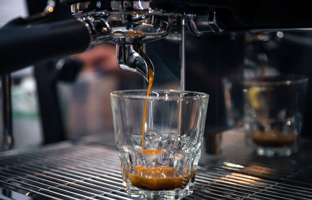 Der Prozess der Zubereitung von Espresso in einer professionellen Kaffeemaschine, Nahaufnahme. - Foto, Bild