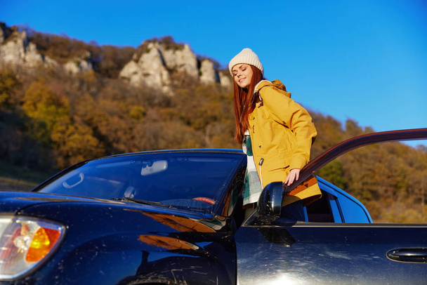 女性旅行者車の近くの風景山の自然を賞賛新鮮な空気 - 写真・画像