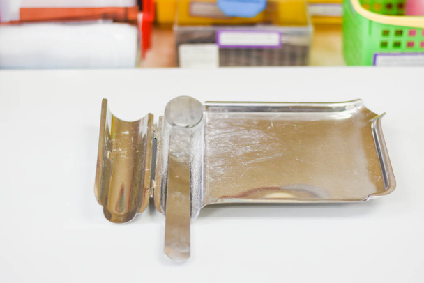 A tablet counting tray in a pharmacy is placed on the table. - 写真・画像
