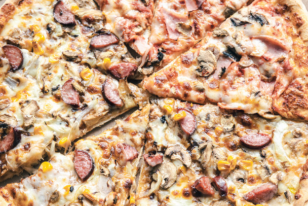 Gros plan, tranches de pizza appétissantes, fond alimentaire. - Photo, image