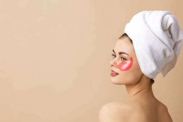 bella donna patch rosa sul viso con un asciugamano sulla testa primo piano Stile di vita - Foto, immagini