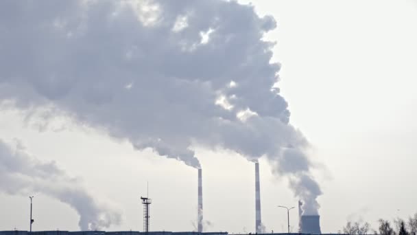 Termik santralin bacalarından çıkan beyaz duman, yavaş çekim - Video, Çekim