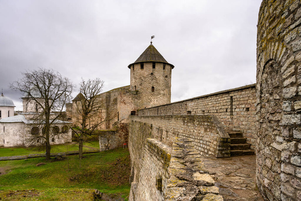 要塞の壁イヴァンゴード。イヴァンゴード要塞。ロシアの歴史。要塞中庭 - 写真・画像