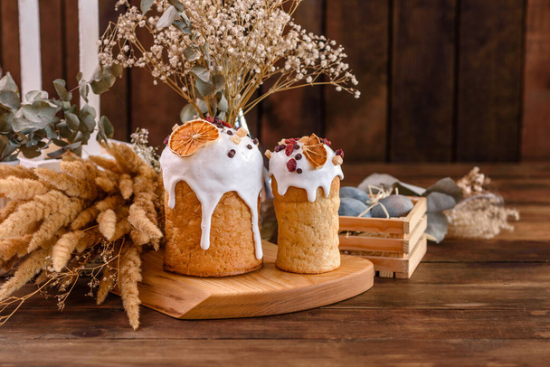 Пасхальный торт и пасхальные яйца праздничный стол настраивает традиционные украшения и угощения - Фото, изображение