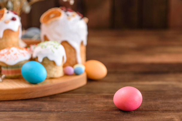 Easter cake and Easter eggs festive celebration table setting traditional decoration and treats - Valokuva, kuva