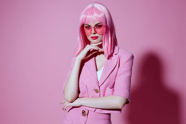 Portré egy fiatal nő rózsaszín szemüvegben kozmetikumok csillogás érzelmek színes háttér változatlan - Fotó, kép