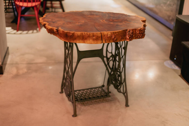 手作りエポキシ樹脂丸木テーブル。倒木から作られた木製の家具とライブエッジテーブル - 写真・画像