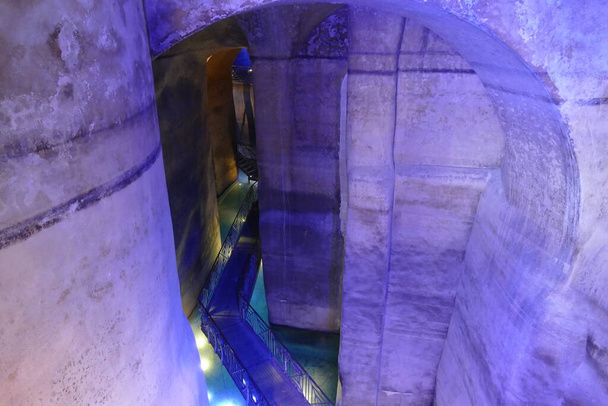 passerelle sulle acque turchesi all'interno del Palombaro di Matera, il serbatoio sotterraneo che riforniva la città di acqua in tempi antichi - Foto, immagini