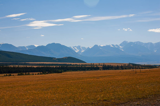 Estepa Kurai con vistas a la Cordillera del Norte Chuisky, República de Gorny Altai, Rusia - Foto, Imagen