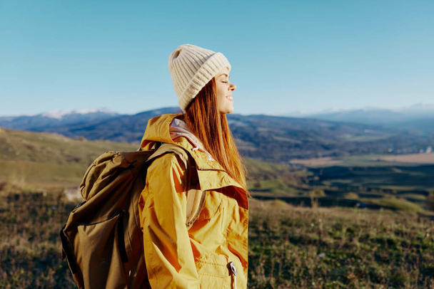 žena cestovatel hora top příroda cestování dobrodružství relaxace - Fotografie, Obrázek