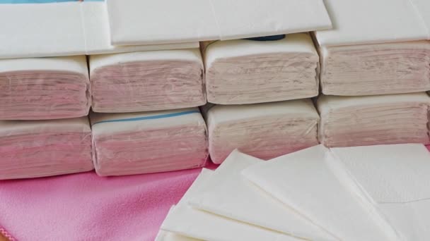 Пакети тканин. Гігієнічні тканини для одноразового використання. Серветки легко переробляються в пластиковій упаковці. Десять тканин в упаковках
 - Кадри, відео