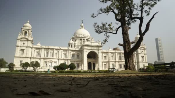 Szép időelapszus videó Victoria Memorial, egy nagy márvány épület Közép-Kolkata, A brit tett emlékmű hazugság a Maidan és az egyik híres emlékek Kolkata, Nyugat-Bengál, India. - Felvétel, videó