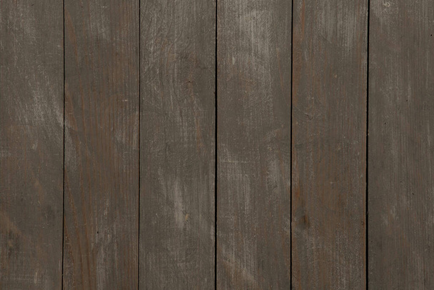 Винтажная текстура коричневого дерева с ножницами и отверстиями для ногтей. Старая деревянная стена. Бурый абстрактный фон. Винтажные деревянные темные горизонтальные доски. Вид спереди с местом для копирования - Фото, изображение