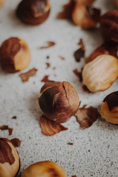  Nüsse und Kakaopulver auf grauem Hintergrund - Foto, Bild