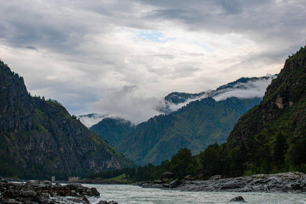 Horská krajina s řekou, horami a mraky, Gorny Altai, Rusko - Fotografie, Obrázek