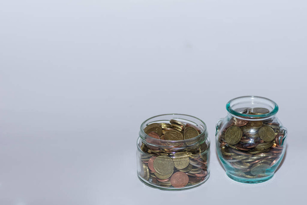 ušetřené peníze ve dvou sklenicích s mnoha různými euromincemi pro finanční nezávislost pohled výše - Fotografie, Obrázek