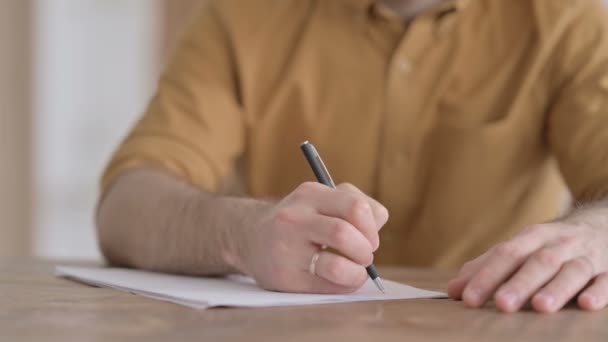 Mains Gros plan du jeune homme écrivant sur papier - Séquence, vidéo