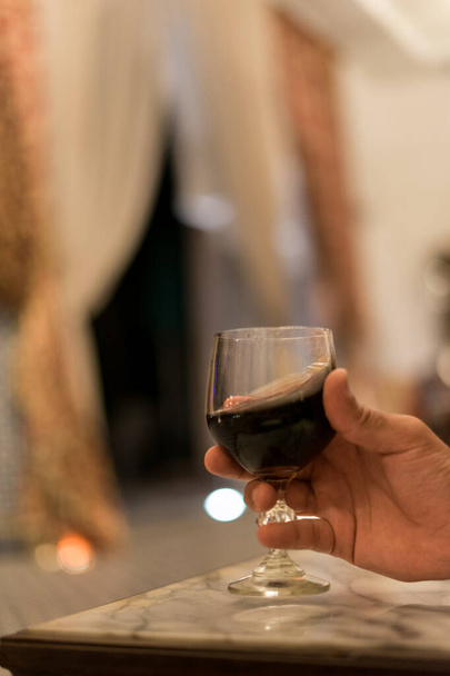Bicchiere di vino rosso sul tavolo di marmo in hotel - Foto, immagini