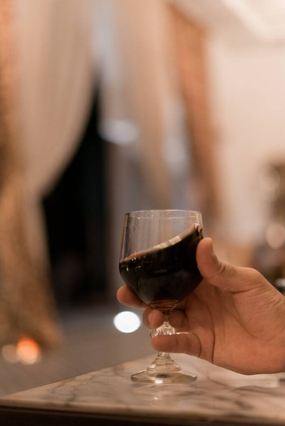 Szklanka czerwonego wina na marmurowym stole w hotelu - Zdjęcie, obraz