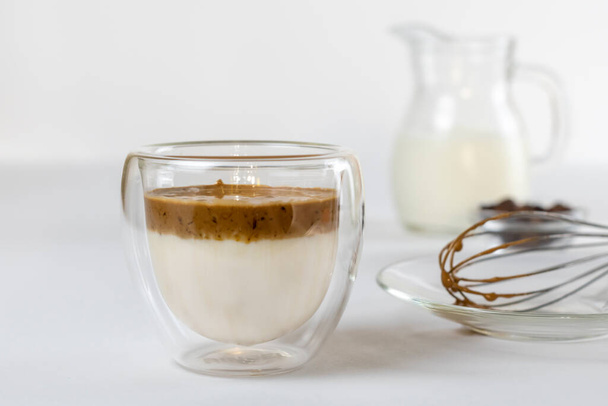Cold dalgona coffee. Whipped instant coffee. Popular coffee. Latte espresso with coffee foam in a glass. - Foto, Imagen