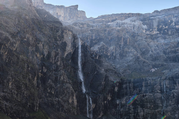 Водопад Cirque de Gavarnie с первыми лучами солнца, массив Монте-Пердидо. Франция, Окситания, Верхние Пиренеи - Фото, изображение