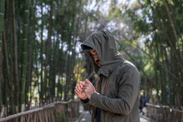 Hombre marroquí posando en un parque público de bambú en Marruecos - Foto, Imagen