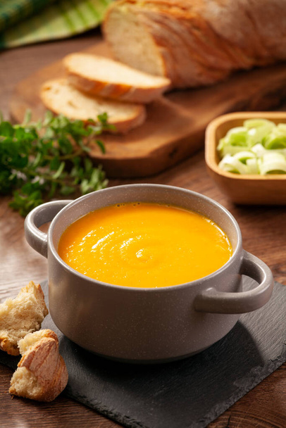 Ciotola di zuppa di carote e zucche fatta in casa - Foto, immagini