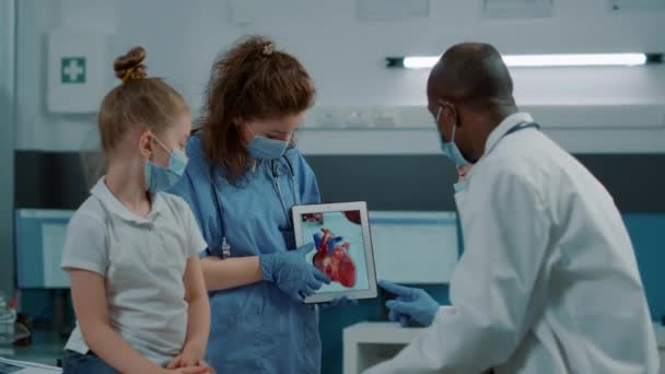 Жінка медсестра показує кардіологічне зображення на цифровому планшеті
 - Кадри, відео