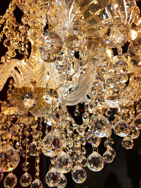 Hermosa lámpara de araña de cristal brillante, luz cálida, primer plano - Foto, Imagen