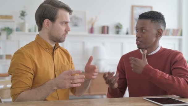 Uomo e giovane africano discutono di lavoro in ufficio - Filmati, video