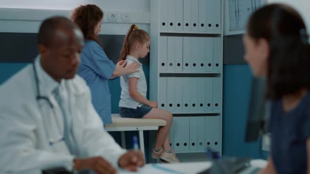 Медичний асистент з використанням стетоскопа на маленькій дитині для проведення консультації
 - Кадри, відео