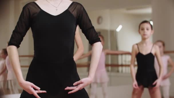 Malá baletka dívky trénink s trenérem v baletní studio - Záběry, video