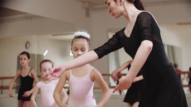 Pequeñas bailarinas entrenando con su entrenador femenino en el estudio de ballet - Metraje, vídeo