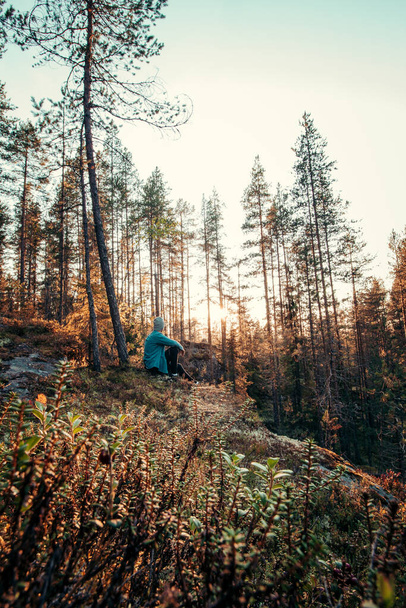 Explorer regarde et explore de nouvelles zones dans la région de Kainuu, au milieu de la Finlande. Recherche de nouvelles cibles et vues dans un environnement forestier. Atteindre la destination au coucher du soleil. - Photo, image