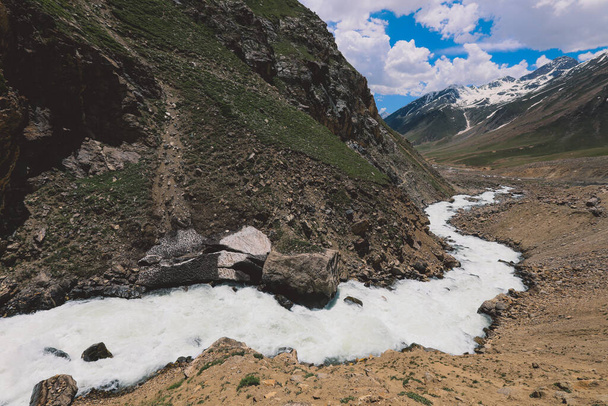 Gebirgsfluss im Gilgit Baltistan Hochland unter blauem und wolkenverhangenem Himmel, Pakistan - Foto, Bild