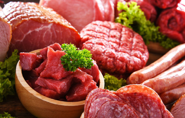 Σύνθεση με διάφορα προϊόντα κρέατος - Φωτογραφία, εικόνα