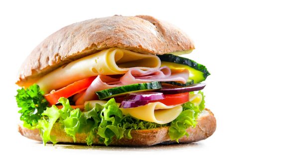 チーズとハムのサンドイッチと白で隔離された新鮮な野菜. - 写真・画像