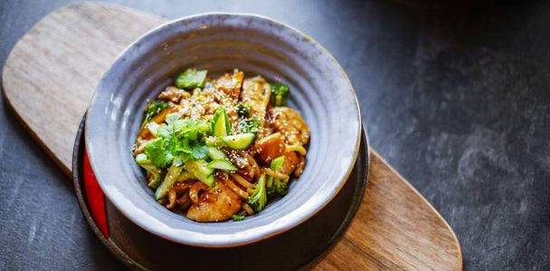 Un bol d'udon avec poulet et brocoli  - Photo, image