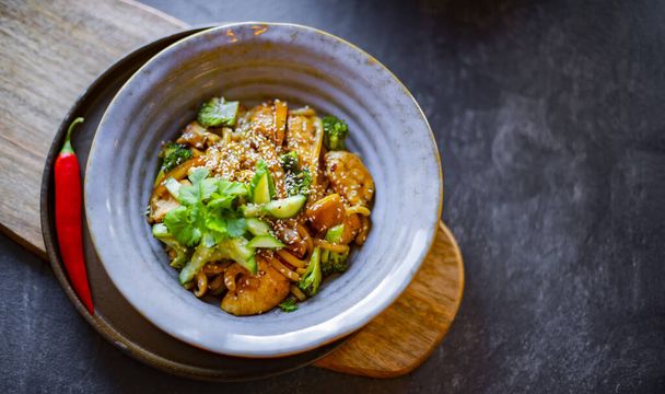 Un bol d'udon avec poulet et brocoli  - Photo, image