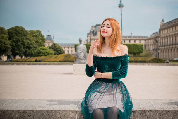 Wakacje w Paryżu, Francja. Modna, ładna kobieta odpoczywa w centrum miasta, koncepcja wakacji. Lady w stylu casual na ulicy - Zdjęcie, obraz