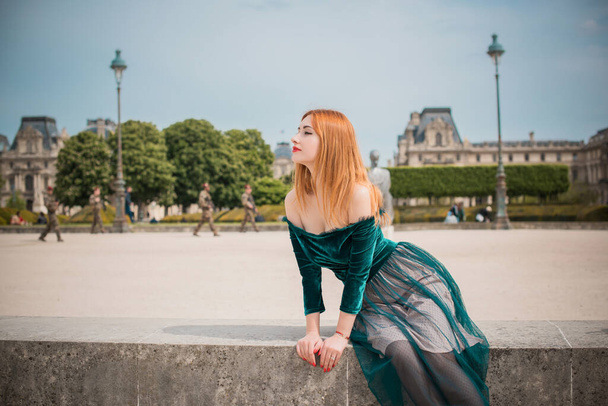 Holidays in Paris, France. Fashionable pretty woman rest in centre of city, concept of vacation. Lady in casual style at street - Foto, imagen