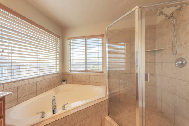 Baignoire d'angle et cabine de douche avec carreaux de céramique entourent - Photo, image