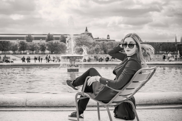 Dovolená v Paříži, Francie. Módní hezká žena odpočívat v centru města, koncept dovolené. Dáma v neformálním stylu na ulici - Fotografie, Obrázek