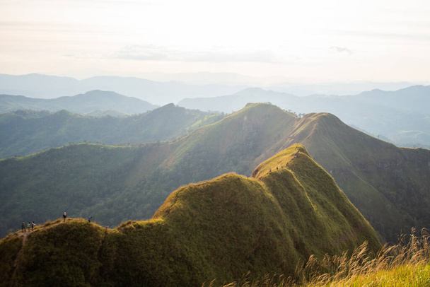 タイのカンチャナブリ県のトンパフム国立公園カオチャンピークの山頂の美しい景色。被写体はぼやけノイズと色効果. - 写真・画像