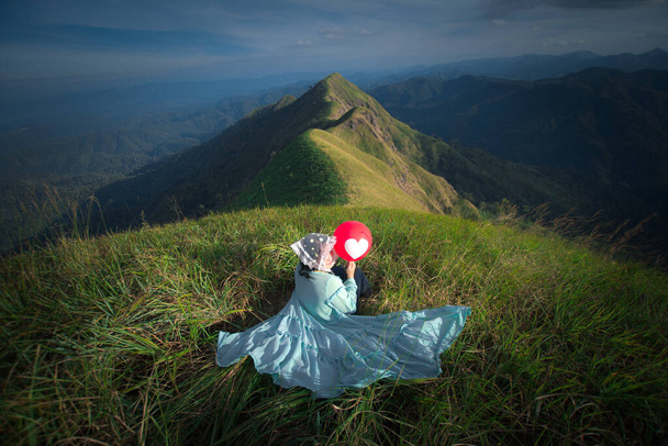šťastná turistka na vrcholu hory v Khao Chang Puak, Národní park Thongphaphum, provincie Kanchanaburi, Thajsko. Předmět je rozmazaný, šum a barevný efekt. - Fotografie, Obrázek
