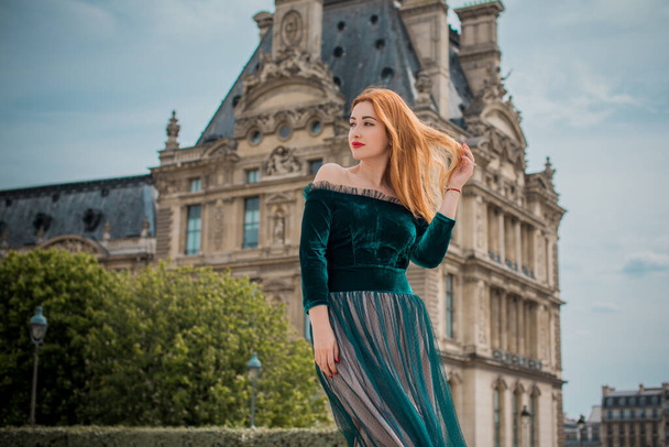 Lomat Pariisissa, Ranskassa. Muodikas kaunis nainen levätä kaupungin keskustassa, käsite loma. Lady rento tyyli kadulla - Valokuva, kuva