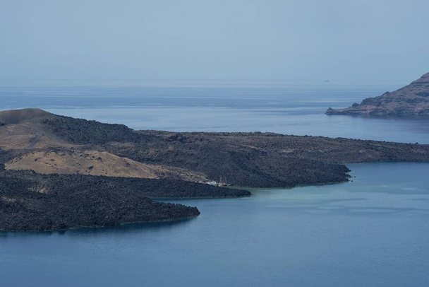 Close up widok na wulkan Santorini, Nea Kameni i jego mały port - Zdjęcie, obraz