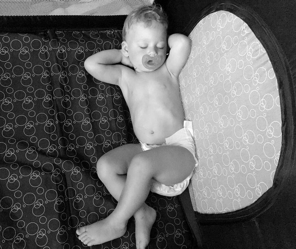 Alvó kisfiú gyermek cumi pózol fotós színes fotó, káder álló alvó kisfiú ki gyermek cumi, mosoly kifejezés arc, egészséges alvó kisfiú gyermek cumi - Fotó, kép